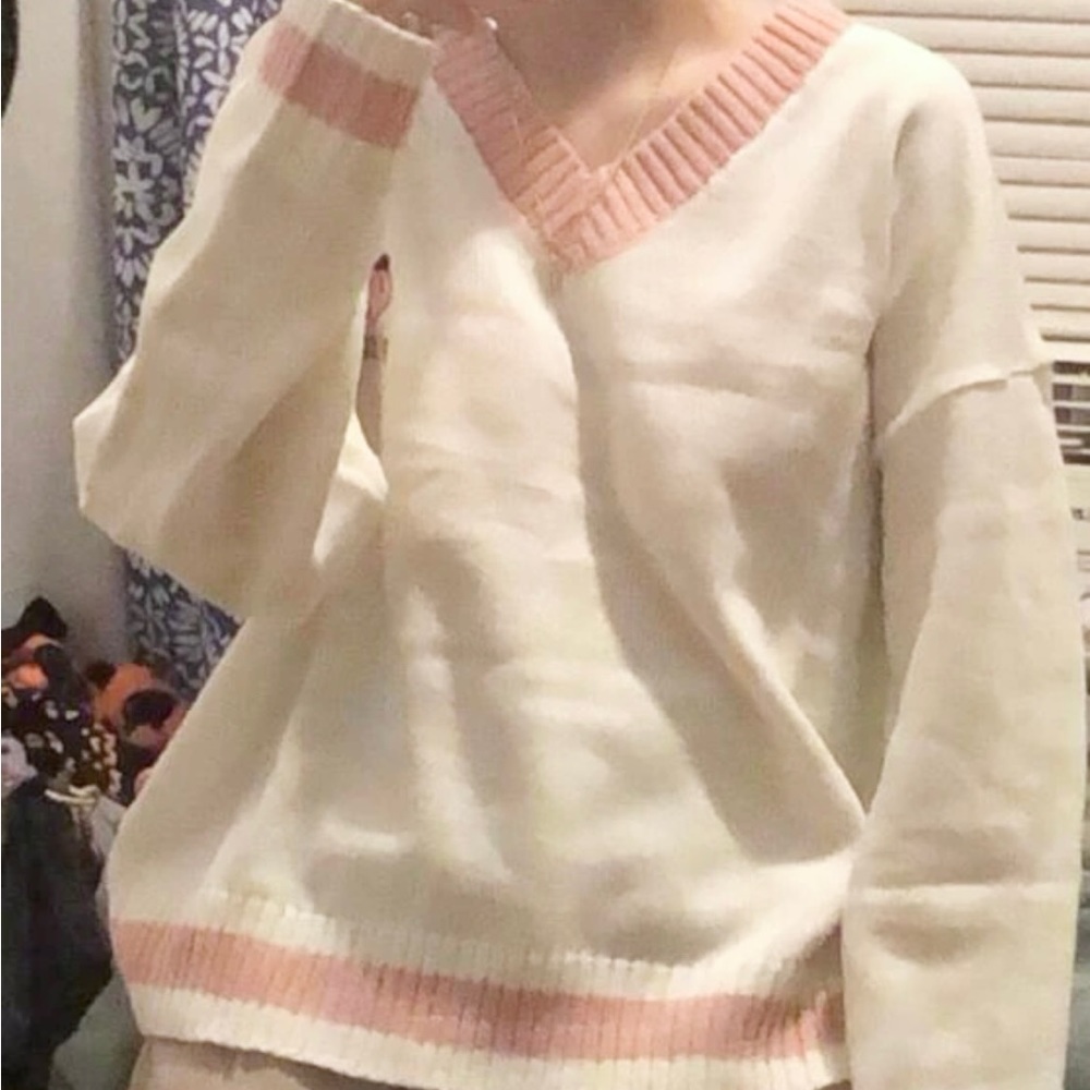 embroidered peach v neck sweater - Picture 3 of 7